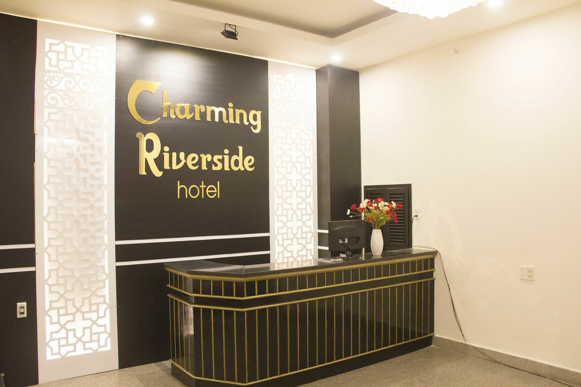 Charming Riverside Hotel Хуе Екстериор снимка
