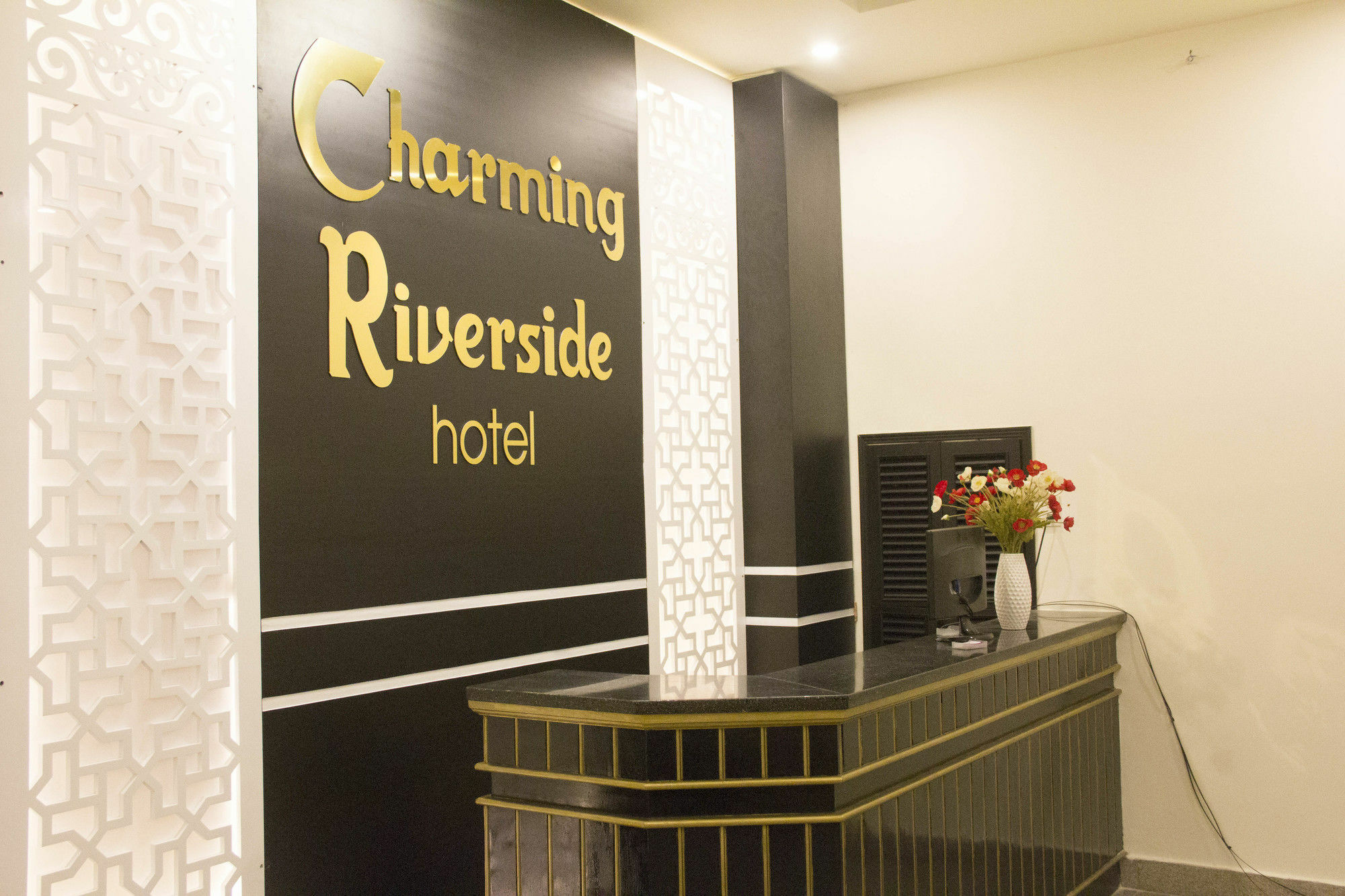 Charming Riverside Hotel Хуе Екстериор снимка